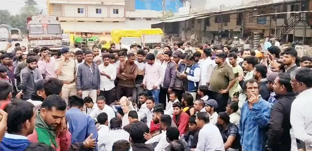 सोयाबीन का सही दाम नहीं मिलने पर आक्रोशित किसानों ने किया चक्काजाम