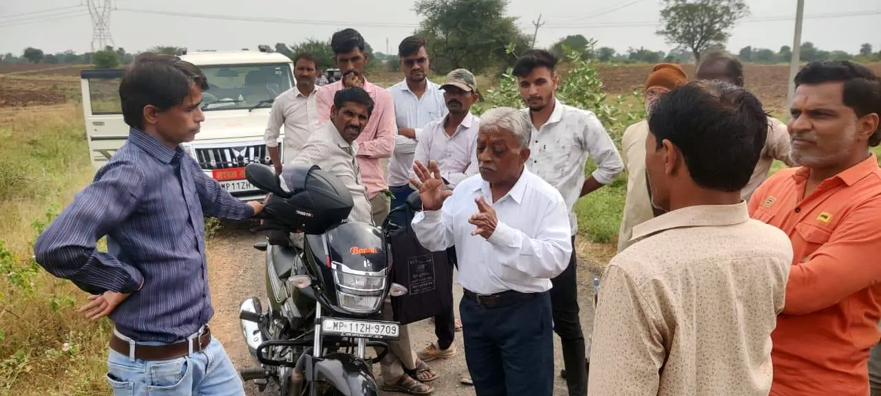 धार में रेलवे ट्रैक के लिए भू-अर्जन: किसानों ने रोका काम, मुआवज़ा और अंडरपास की माँग