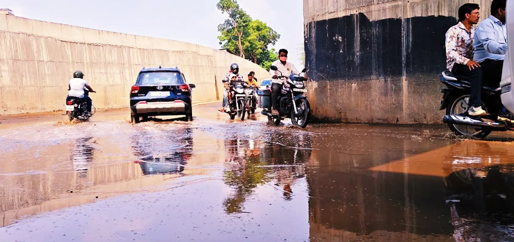 विकास या विवशता? धार में रेलवे के अंडरपास से जनता त्रस्त, लीकेज और कीचड़ ने किया जीना दुश्वार