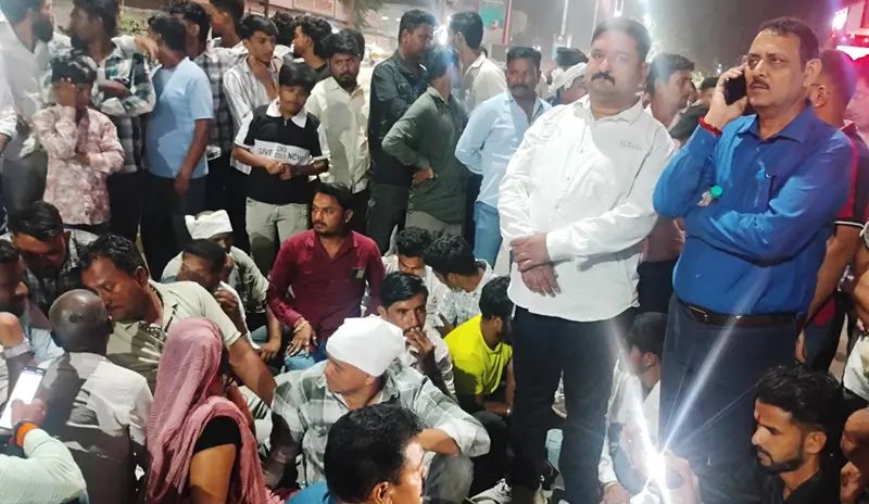 4 वर्षीय बालक की मौत के बाद डॉक्टर की गिरफ्तारी की मांग पर परिजनों का धरना