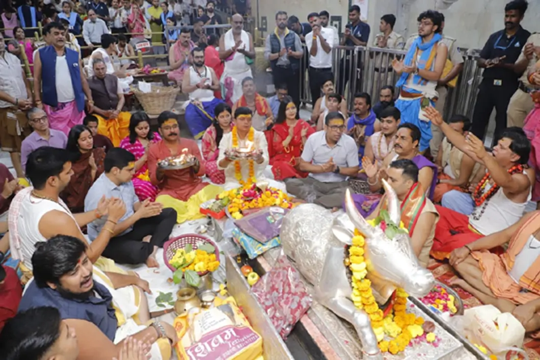 महाकाल में पुरोहितों की धनतेरस, कमिश्नर कलेक्टर व मंदिर के प्रशासक ने किया पूजन