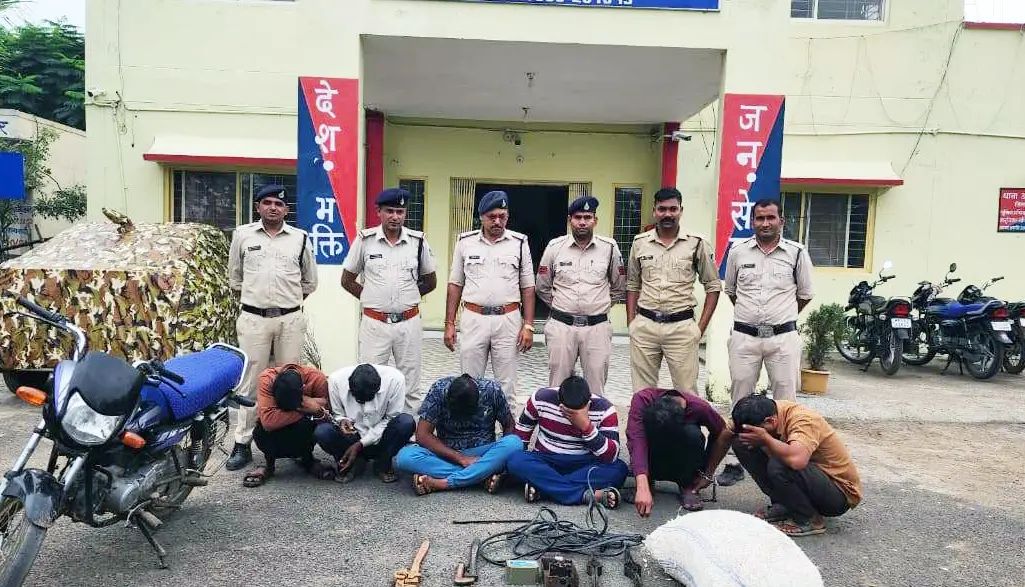 राजनीति की आड़ में चोरी: कांग्रेस छोड़कर भाजपा में आए अभिषेक पटेल सहित ५ गिरफ्तार