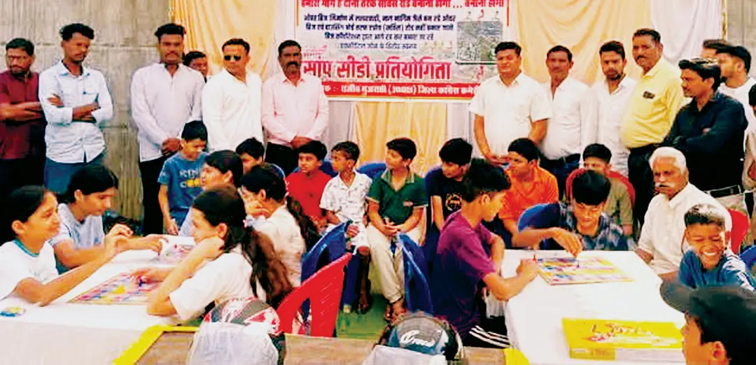 बच्चों ने साँप-सीढ़ी खेल से किया ओवरब्रिज निर्माण का विरोध, सर्विस रोड बनाने की मांग