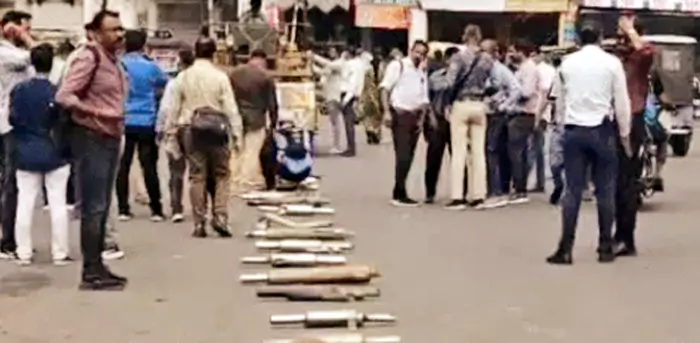 पुलिस ने बुलेट से निकाले गए 50 से ज्यादा मोडिफाइड साइलेंसर पर रोड रोलर चलाकर नष्ट किए