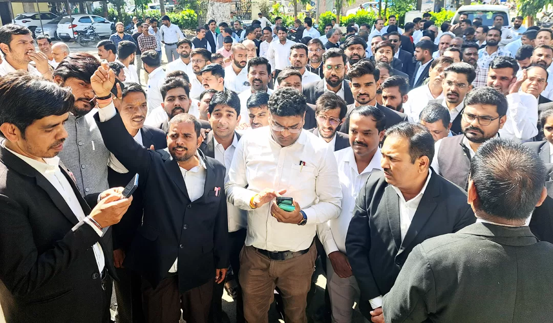 न्याय शुल्क घोटाले पर बवाल: बड़नगर कोर्ट में ‘बार’ और ‘बेंच’ के बीच बढ़ा टकराव