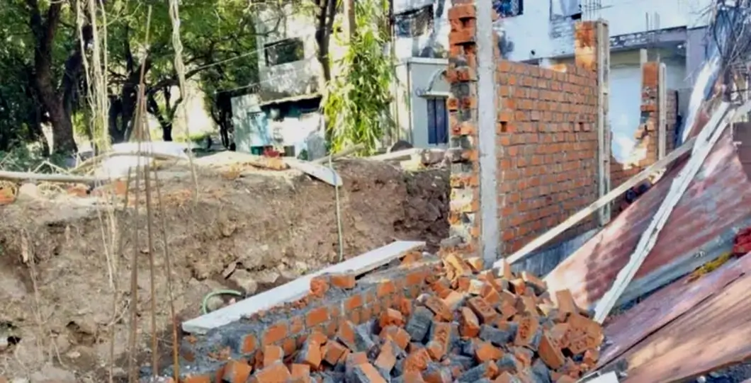 दाऊदी बोहरा कब्रिस्तान की दीवार फिर तोड़ी