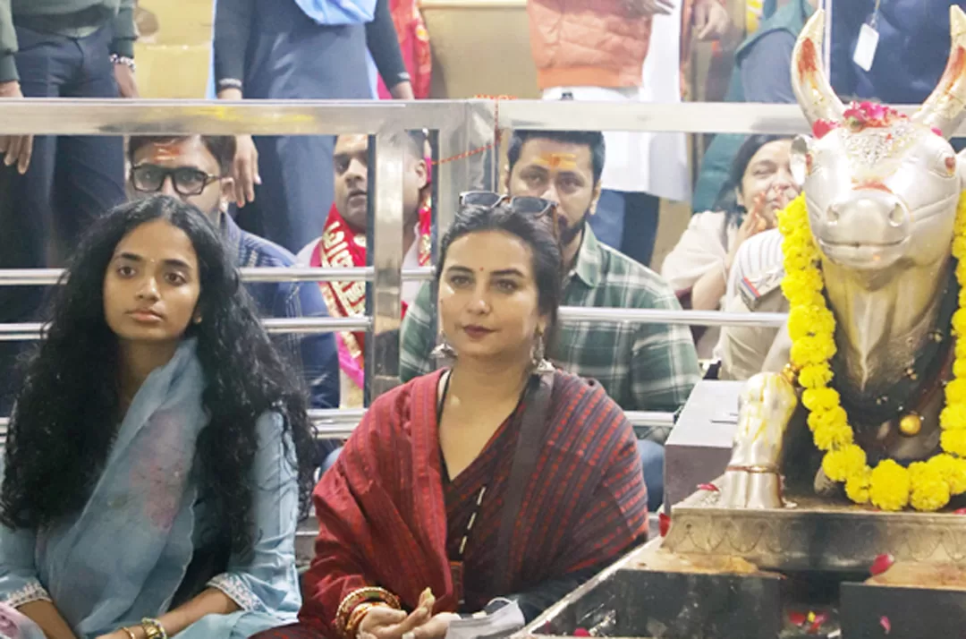 फिल्म अभिनेत्री दिव्या दत्ता महाकाल की सुबह की आरती में शामिल हुई