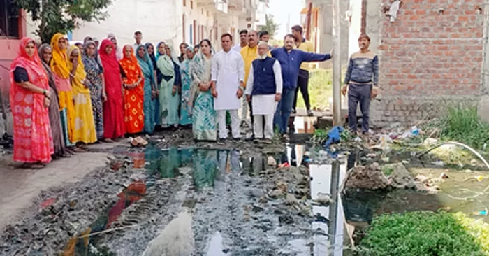 उज्जैन: भैरवगढ़ के वार्ड में कीचड़ से परेशान पार्षद ने दिया धरना