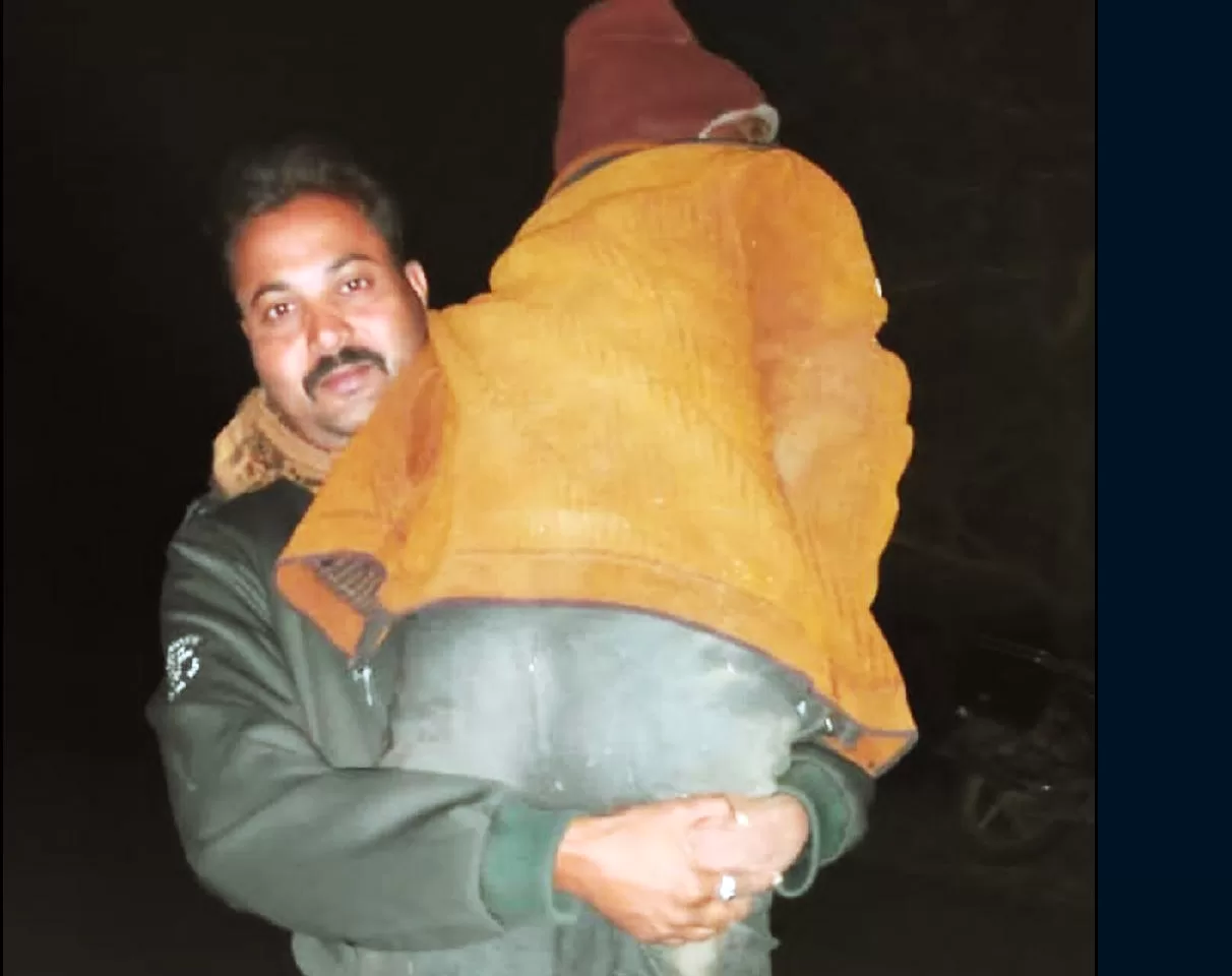आरक्षक ने कंधे पर उठाकर बचाई सड़क हादसे में घायल की जान