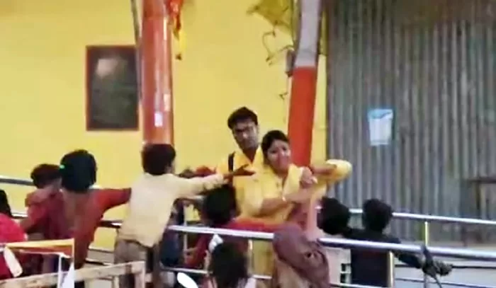 नलखेड़ा माँ बगलामुखी मंदिर परिसर में बच्चों द्वारा छीना-झपटी से श्रद्धालु परेशान
