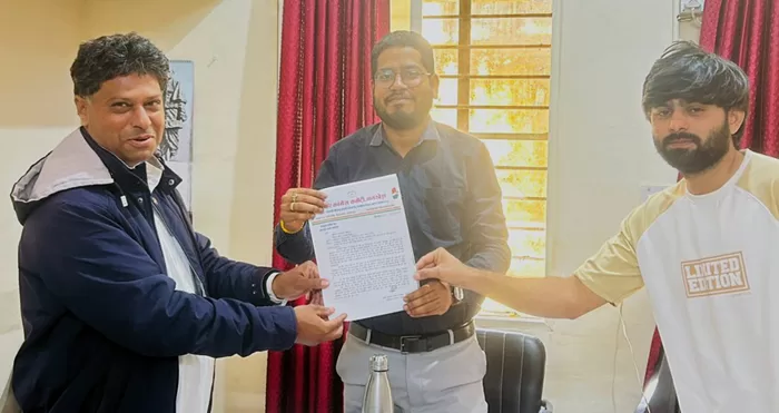 नलखेड़ा-छापीहेड़ा मार्ग: गड्ढे और झाड़ियों से बढ़ी दुर्घटनाएं, शहर कांग्रेस ने की सुधार की मांग