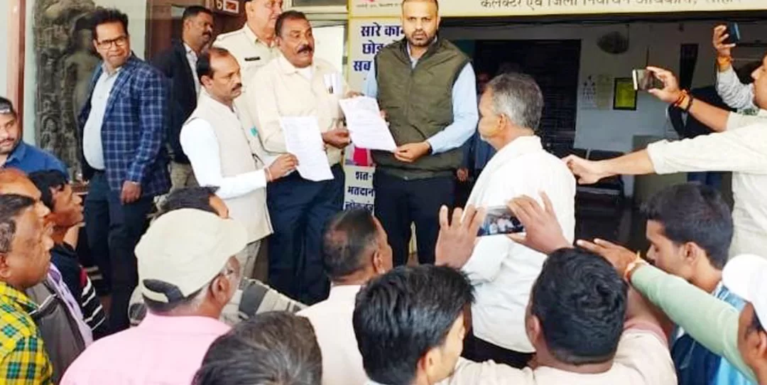 ऑनलाइन हाज़िरी से आक्रोश: सीहोर के सफाई कर्मचारियों ने मुख्यमंत्री को सौंपा ज्ञापन