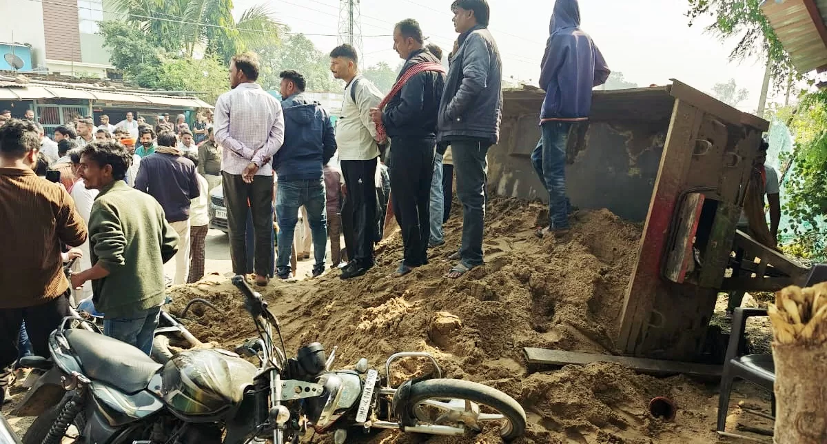 अनियंत्रित ट्रैक्टर ट्रॉली सोसायटी केबिन में घुसी, कई मोटरसाइकिलें क्षतिग्रस्त