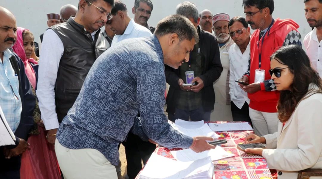 शाजापुर : बच्चों के न पढ़ पाने पर शिक्षिका को थमाया नोटिस