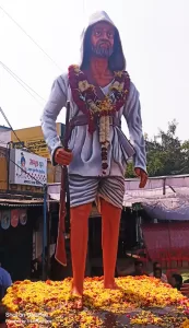 चौराहे पर लगी टंट्या भील की प्रतिमा।