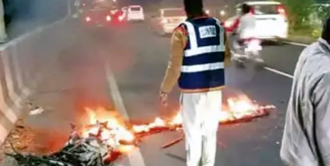 देवास रोड हाइवे पर ट्रक से टकराकर बाइक में आग लगी, घटना स्थल पर दो युवकों की मौत