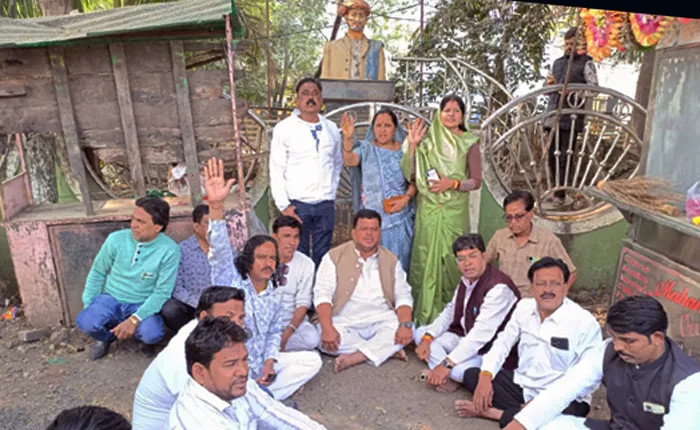 ज्योतिबा फुले प्रतिमा पर गंदगी देख कांग्रेसी भडक़े, उपयंत्री सहित 2 को नोटिस