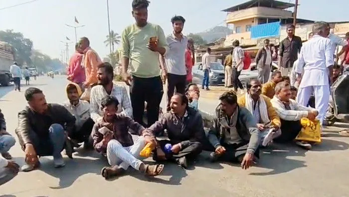 टोकन वितरण में देरी से भड़के किसान: देवास मंडी के सामने चक्काजाम