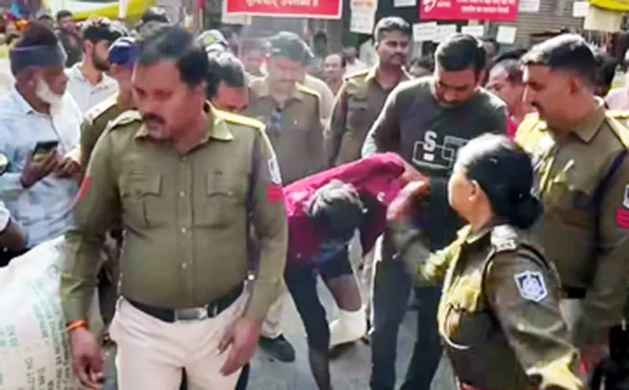 9 साल की बच्ची से हैवानियत करने वाले दरिंदे को महिला पुलिस अधिकारी ने सडक़ पर चांटे मारे