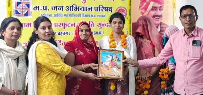 शत प्रतिशत एसआईआर कार्य पूर्ण करने पर सरपंच ने किया बीएलओ सुश्री संध्या राठौर का सम्मान