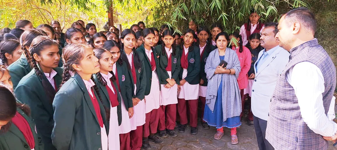 प्राचार्य की बहाली की मांग को लेकर 12वीं की छात्राएं पहुँची कलेक्टर निवास, मचा हड़कंप