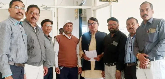 कर्मचारी समस्याओं पर सुनवाई की मांग: संयुक्त मोर्चा ने कलेक्टर को सौंपा ज्ञापन