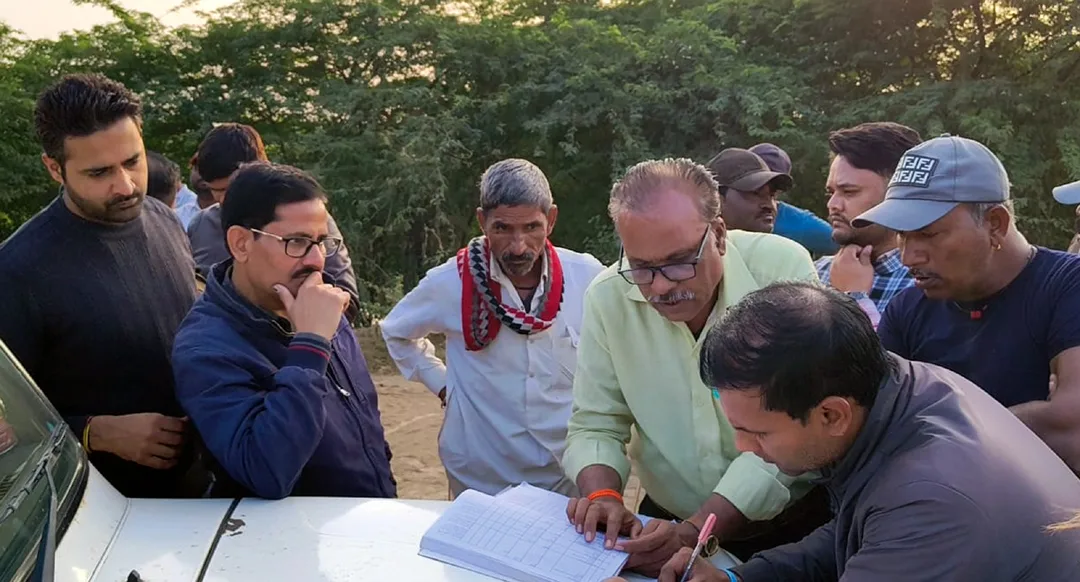 गिदगढ़ में पीली मिट्टी के अवैध खनन से गाँव टापू बना