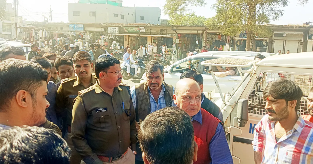 नलखेड़ा में मुख्य मार्ग पर चला ‘अतिक्रमण हटाओ’ अभियान!