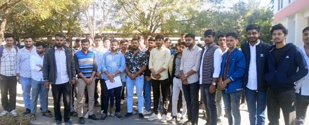 बीमा क्षेत्र में 100% एफडीआई के विरोध में उतरे एलआईसी कर्मी, सीहोर में जोरदार प्रदर्शन