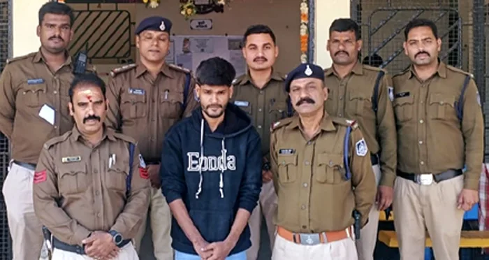 ग्राहकों से धोखा कर साइबर ठगों को फर्जी सिम बेचने वाला 10 हजार का इनामी आरोपी गिरफ्तार