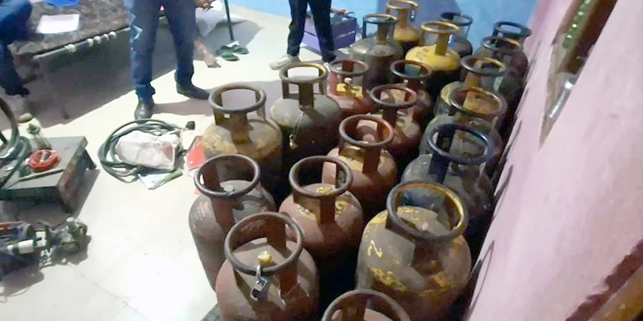 धार में अवैध गैस रिफिलिंग के काले कारोबार का भंडाफोड़, रहवासी इलाके में बम की तरह रखे थे सिलेंडर