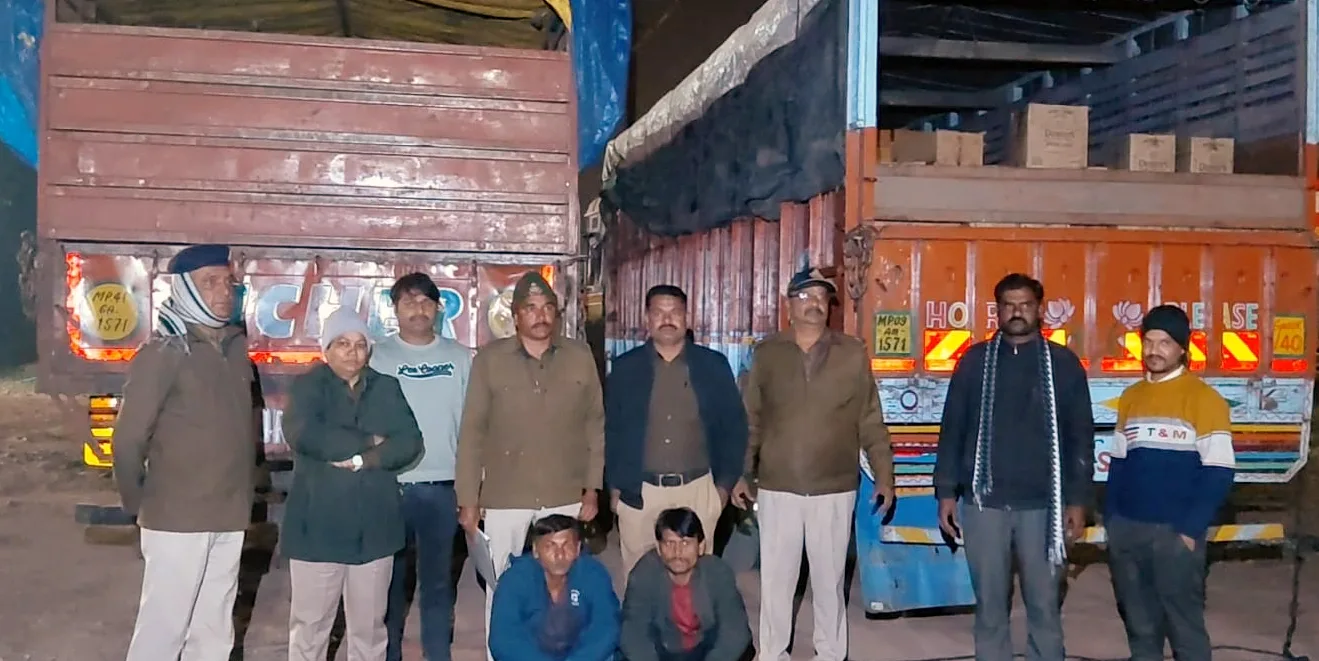 इंदौर-अहमदाबाद मार्ग पर बड़ी कार्रवाई: डेढ़ करोड़ से अधिक की अवैध शराब के साथ दो ट्रक जब्त