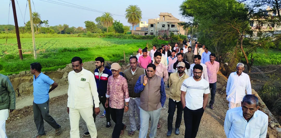 नेवरी-चटवाड़ा सीसी रोड निर्माण में अफसरों=ठेकेदार की मिलीभगत से मानकों की उड़ी धज्जियां
