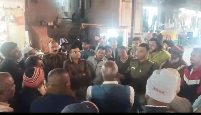 नलिया बाखल में पुलिस ने कराई मोहल्ला समिति की बैठक: गलियों में सीसीटीवी कैमरे लगाने पर सहमति