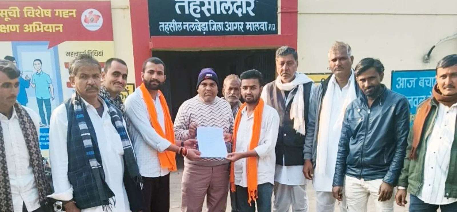 मूलभूत सुविधाओं के अभाव में जी रहे कुंडलिया बांध प्रभावित ग्रामीण, नायब तहसीलदार को सौंपा ज्ञापन