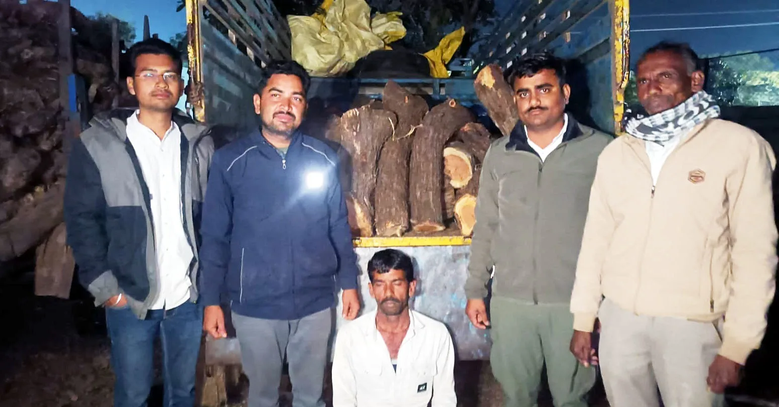 ऑपरेशन वाइल्ड ट्रैप-2: खैर की अवैध लकड़ी से भरी पिकअप ज़ब्त, वन विभाग की बड़ी कार्रवाई
