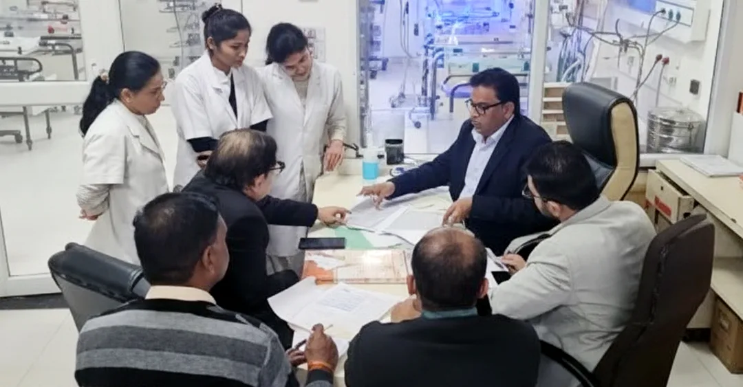 शाजापुर जिला अस्पताल में बदइंतजामी देख भड़के संयुक्त संचालक: गेट पर न स्ट्रेचर मिले न व्हीलचेयर