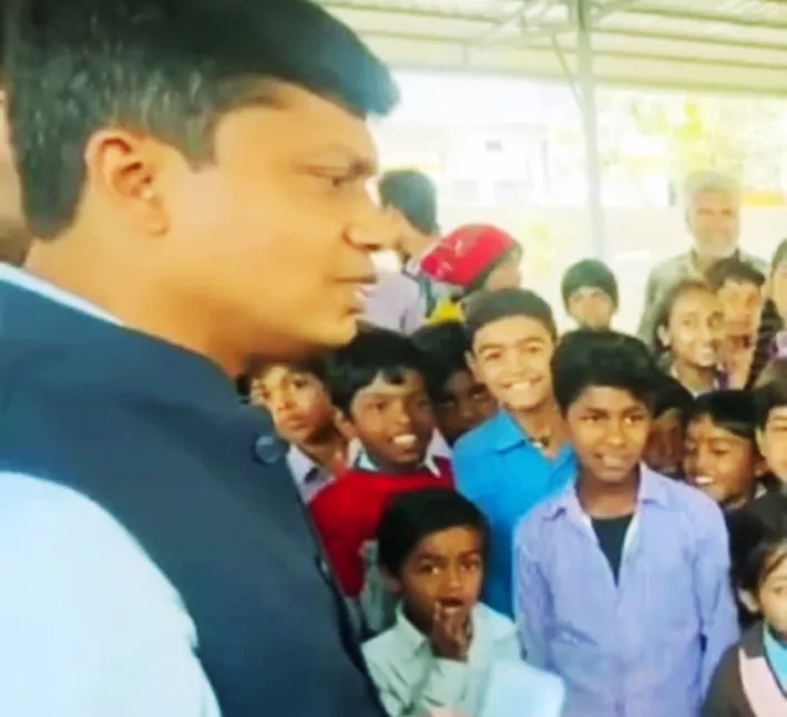 कलेक्टर से बच्चों ने कहा-स्कूल की छुट्टी मत कीजिए, घर पर मन नहीं लगता