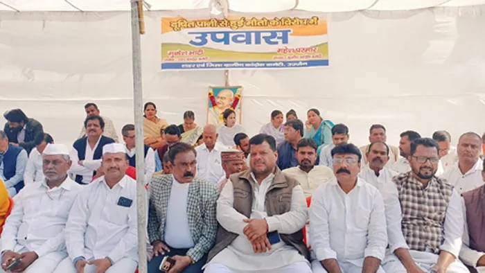 इंदौर में हुई मौतों को लेकर कांग्रेसी 5 घंटे उपवास पर बैठे