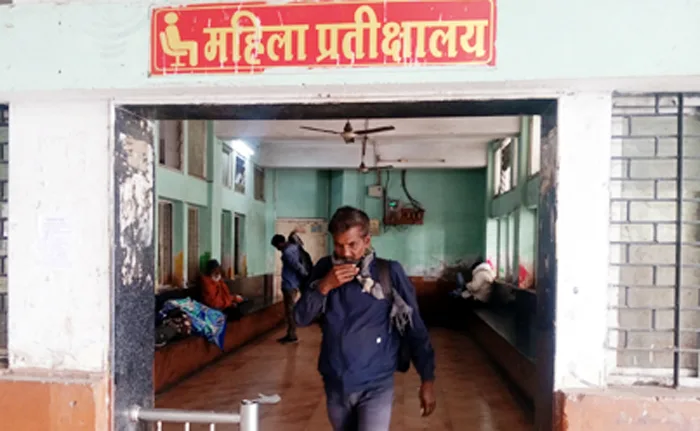 बस स्टैंड के महिला यात्री प्रतीक्षालय में पुरुषों का जमावड़ा, महिलाएं बाहर करती इंतजार