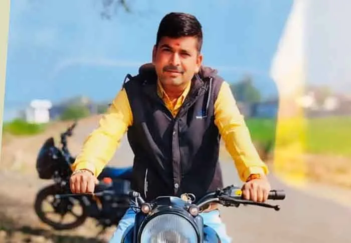 सड़क हादसे में जयरामपुरा के पूर्व सरपंच की मौत: अनियंत्रित होकर आईशर में घुसी कार