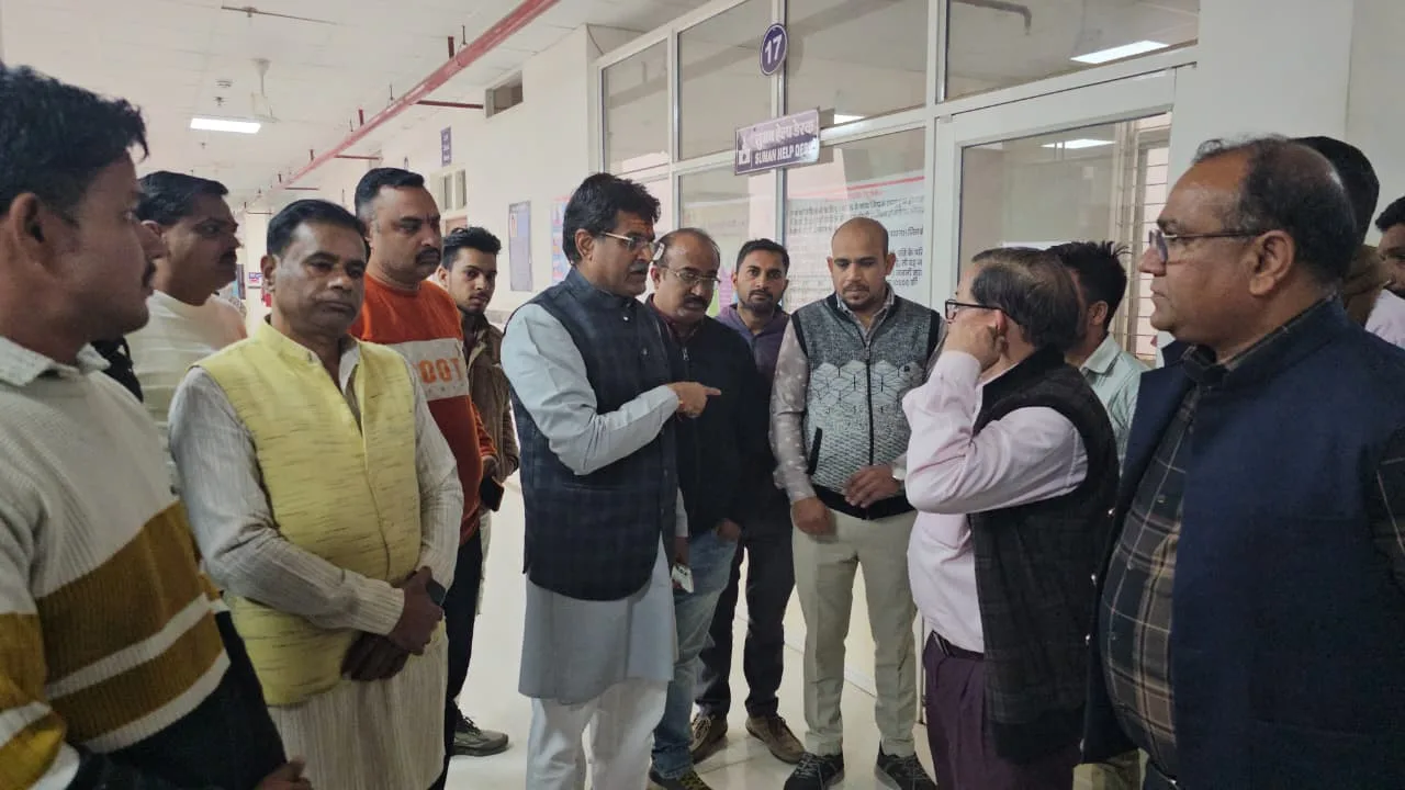 अस्पताल का निरीक्षण करते विधायक अरुण भीमावद 
