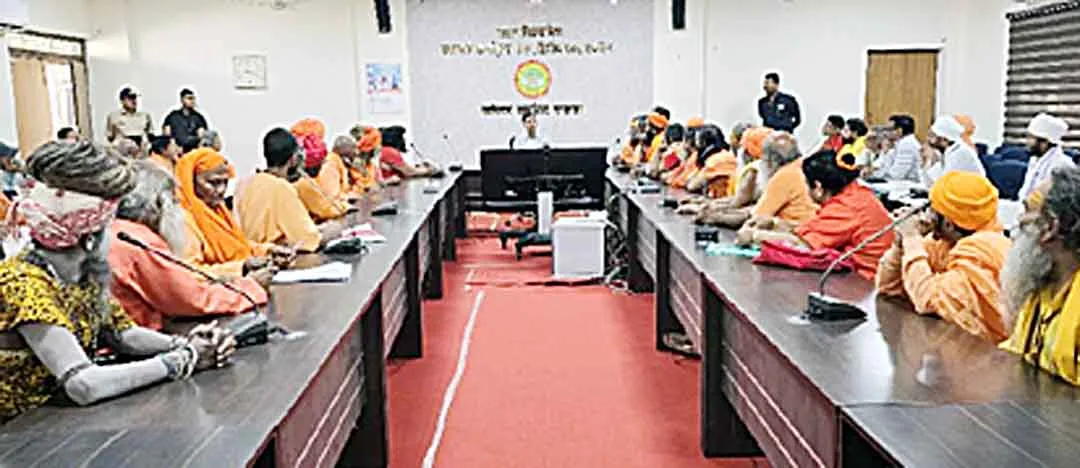 सिंहस्थ क्षेत्र में अतिक्रमण हटाने का विरोध: साधु-संतों ने कलेक्टर को सौंपा ज्ञापन