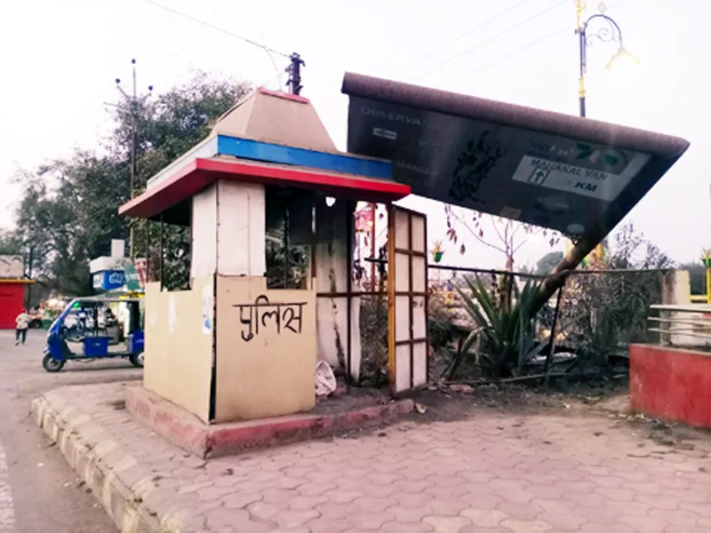महाकाल मार्ग पर लापरवाही: पुलिस चौकी पर गिरा वजनी साइन बोर्ड, टला बड़ा हादसा