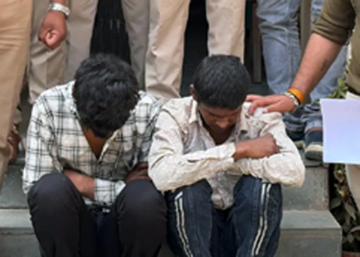 इंदौर के दो शातिर चोर गिरफ्तार, 5 लाख रुपये के जेवरात बरामद