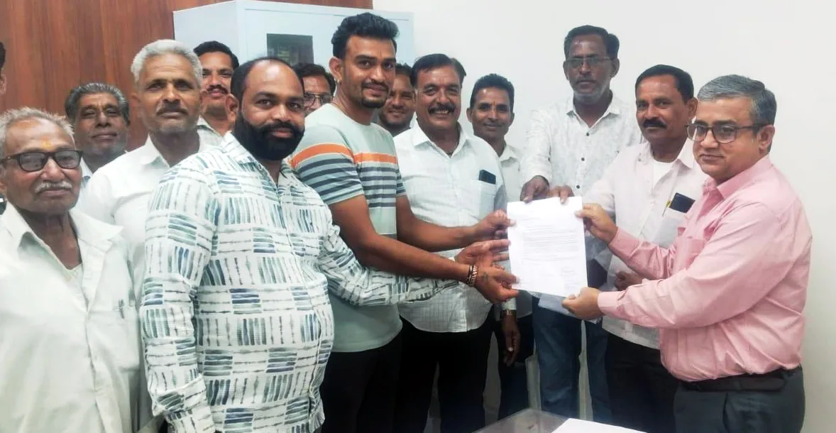 किसानों ने घेरा कलेक्टर कार्यालय: नरवाई जुर्माने और फसल नुकसान पर मुख्यमंत्री के नाम सौंपा ज्ञापन