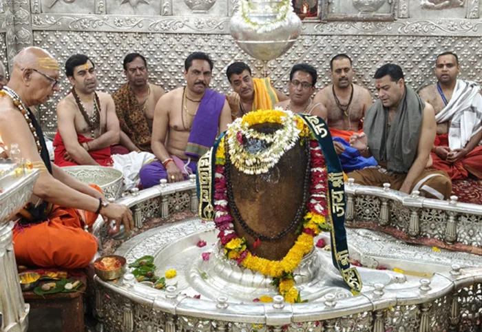 शिव नवरात्रि के दूसरे दिन गर्भगृह में 11 ब्राह्मणों ने किया अभिषेक, दिव्य शृंगार
