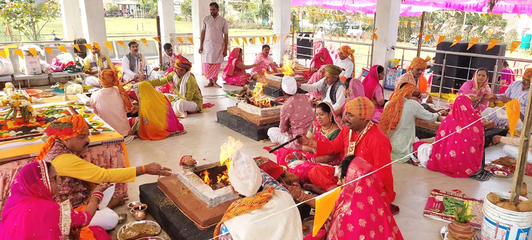 महिदपुर में गूंजे वैदिक मंत्र: स्नेह सिटी शिवालय में शिव परिवार और हनुमान जी की प्राण प्रतिष्ठा संपन्न