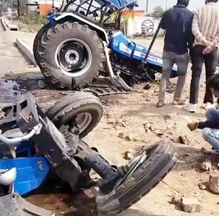 तेज स्पीड कार और ट्रैक्टर की आमने सामने भिड़ंत, ट्रैक्टर के दो टुकड़े हुए
