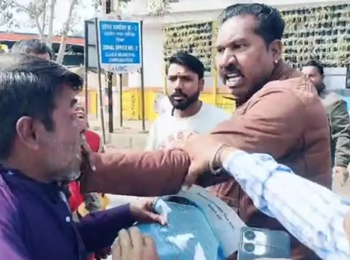 अतिक्रमण मामले में विवाद: रिमूवल गैंग प्रभारी ने ठेले वालों को पीटा, फिर एफआईआर भी करवा दी